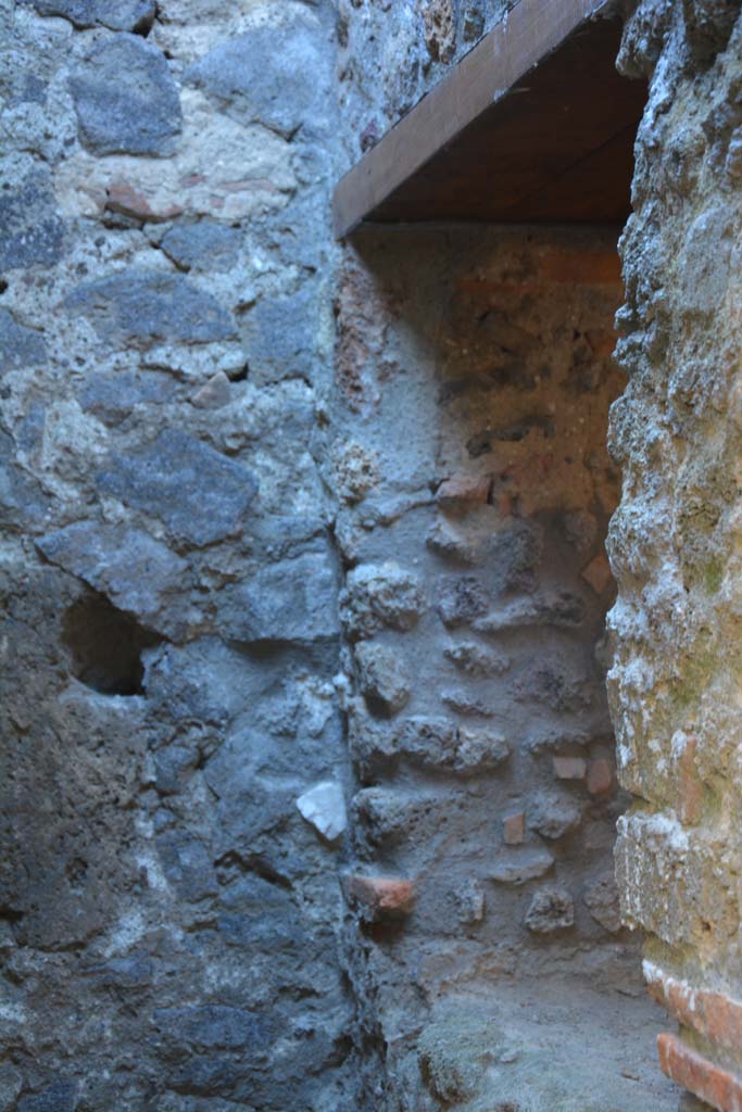 IX.5.6 Pompeii. May 2017. 
Room v, north-west corner and window to room m, in north wall.
Foto Christian Beck, ERC Grant 681269 D�COR.
