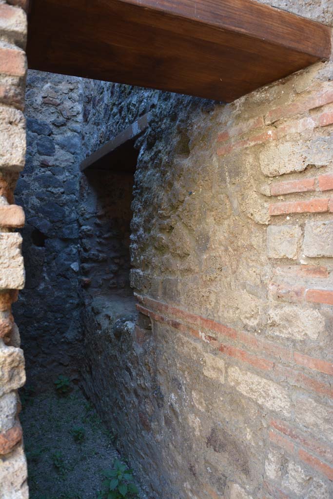 IX.5.6 Pompeii. May 2017. Room v, looking through doorway towards north wall.
Foto Christian Beck, ERC Grant 681269 D�COR.
