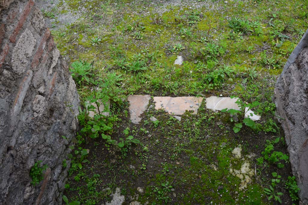 IX.5.6 Pompeii. March 2017. Room v, looking east through doorway towards threshold. 
Foto Christian Beck, ERC Grant 681269 D�COR.

