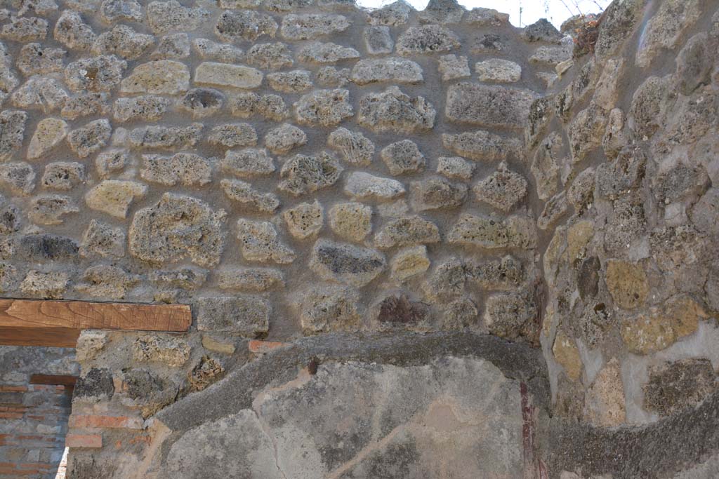 IX.5.6 Pompeii. May 2017. Room r, upper east wall on south side of doorway, in south-east corner.
Foto Christian Beck, ERC Grant 681269 D�COR.
