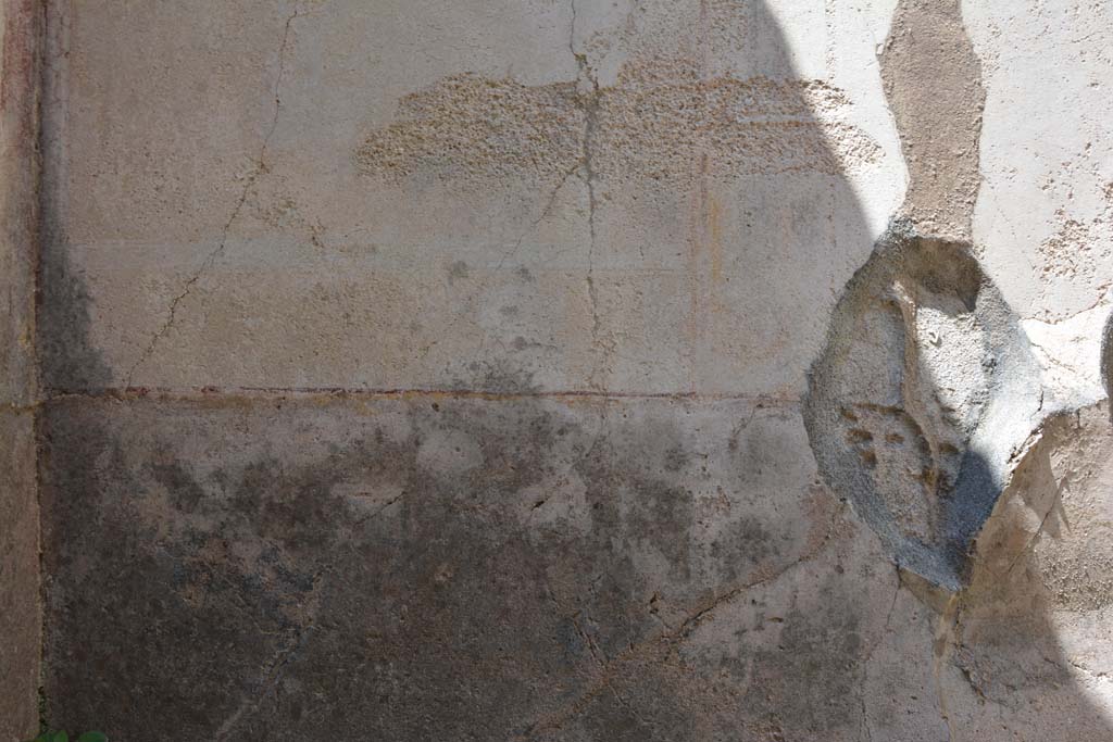 IX.5.6 Pompeii. May 2017. Room r, lower west wall in south-west corner with remaining painted decoration.
Foto Christian Beck, ERC Grant 681269 D�COR.

