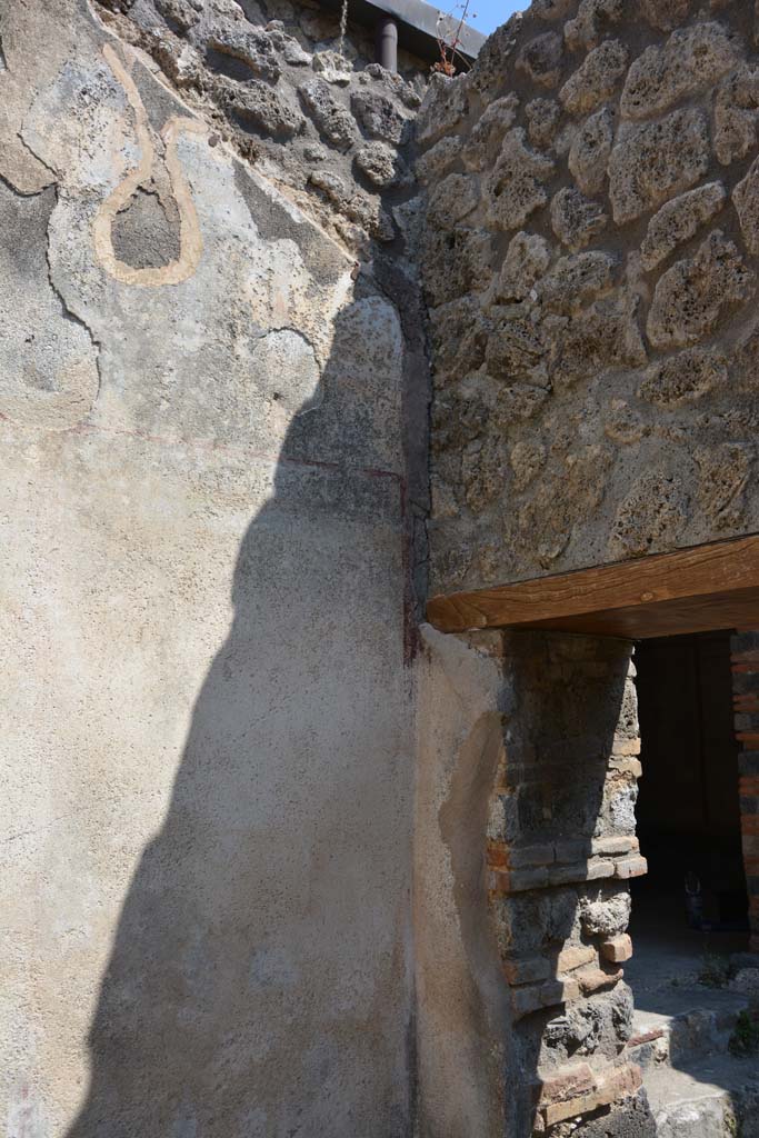 IX.5.6 Pompeii. May 2017. Room r, upper north-east corner above doorway.
Foto Christian Beck, ERC Grant 681269 D�COR.


