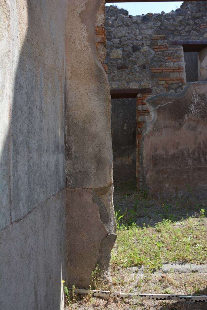 IX.5.6 Pompeii. May 2017. Room r, lower east wall in north-east corner and doorway.
Foto Christian Beck, ERC Grant 681269 D�COR.
