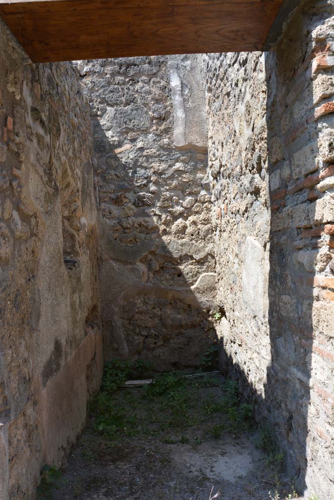 IX.5.6 Pompeii. May 2017. Room t, looking west through doorway.
Foto Christian Beck, ERC Grant 681269 D�COR.
