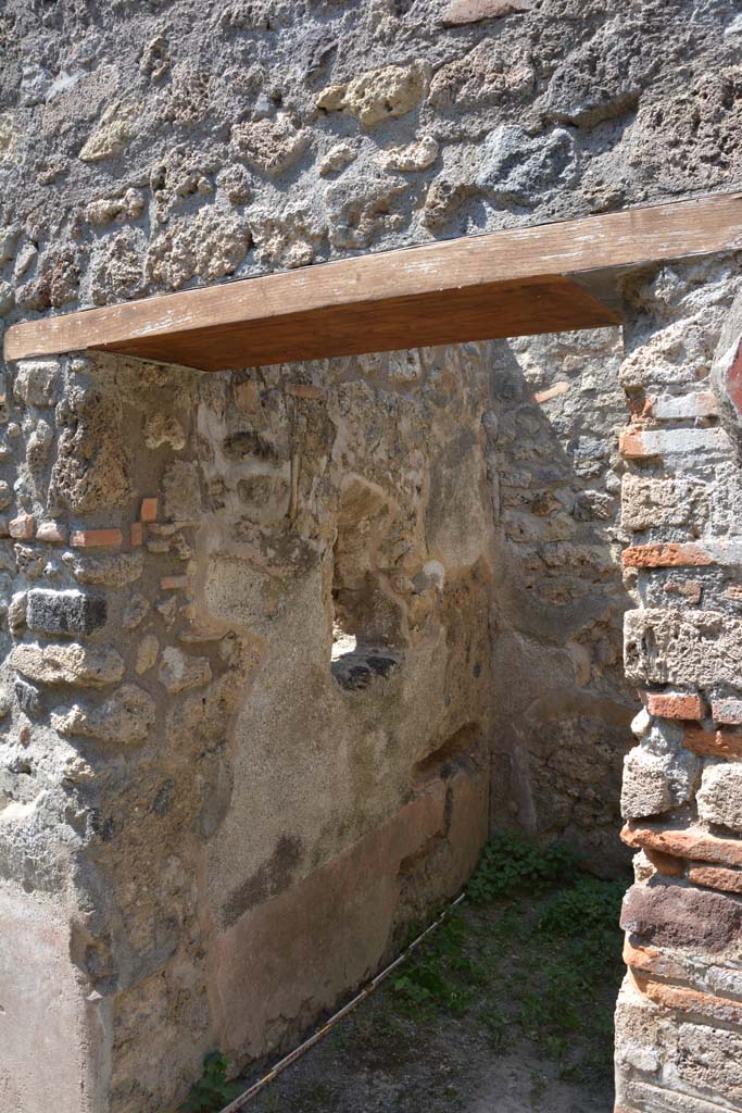 IX.5.6 Pompeii. May 2017. Room t, looking through doorway towards the south wall.
Foto Christian Beck, ERC Grant 681269 D�COR.
