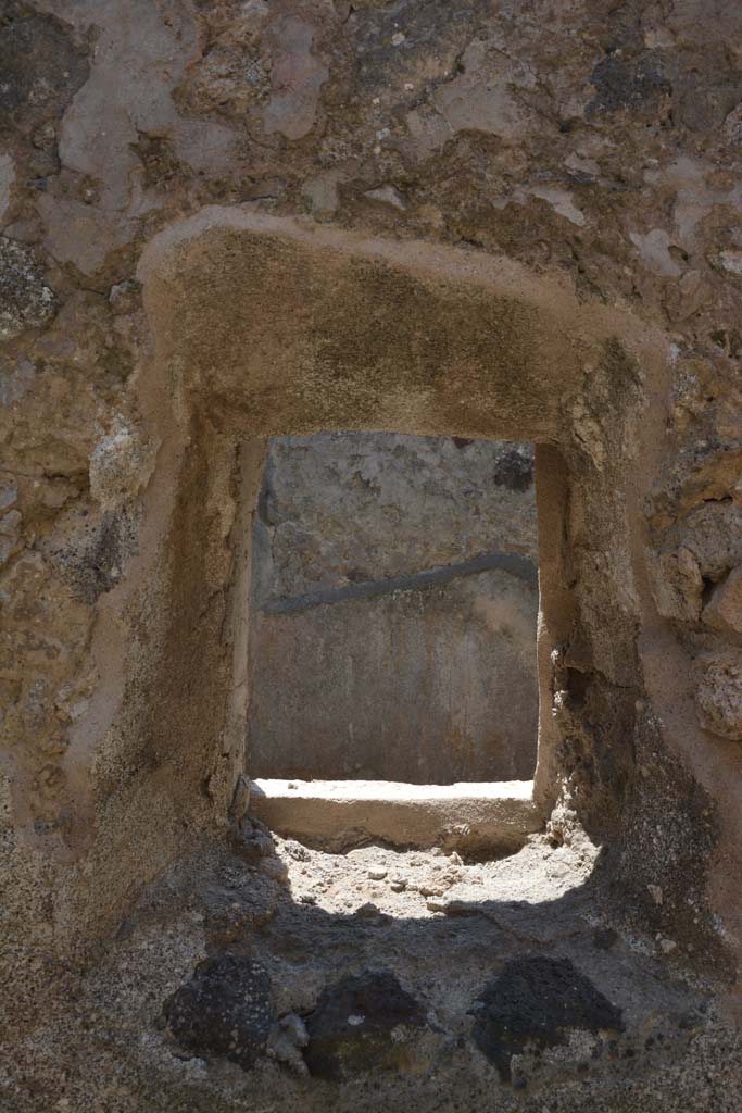IX.5.6 Pompeii. May 2017. Room t, window in south wall.
Foto Christian Beck, ERC Grant 681269 D�COR.
