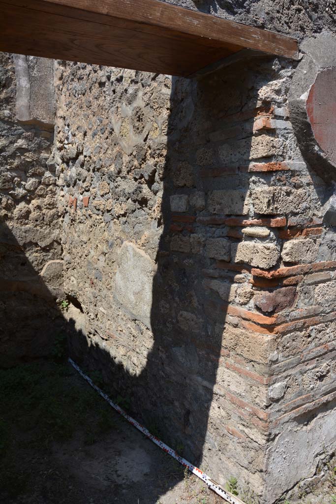 IX.5.6 Pompeii. May 2017. Room t, looking through doorway towards north wall.
Foto Christian Beck, ERC Grant 681269 D�COR.
