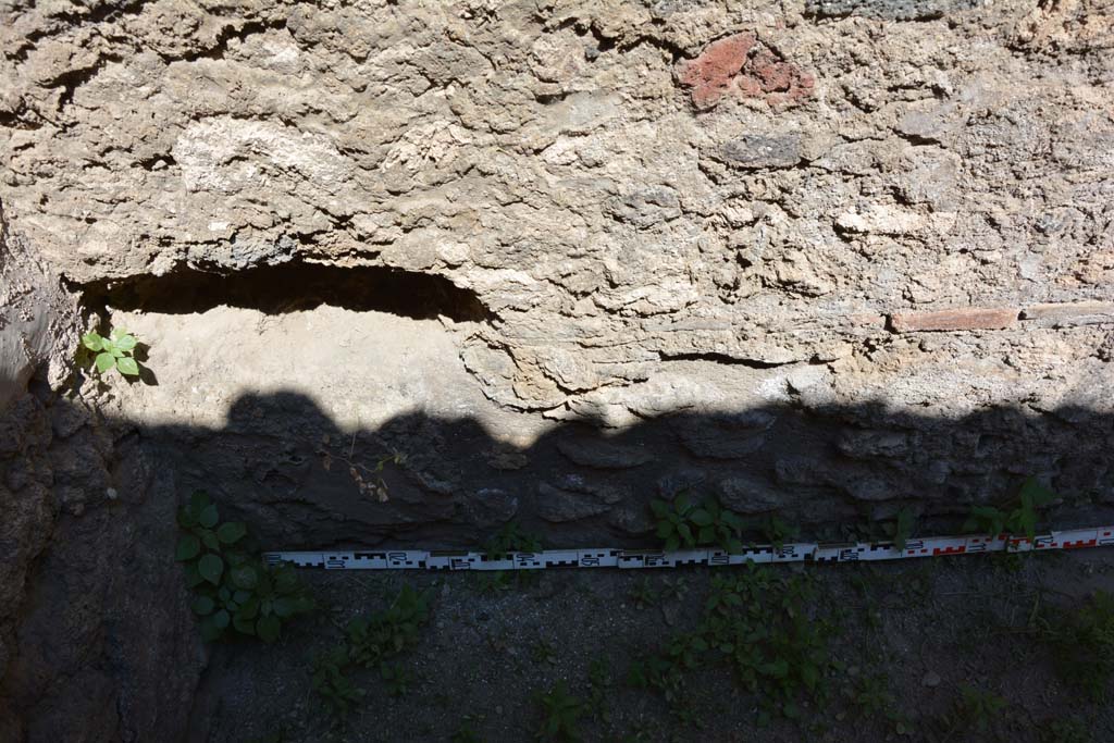 IX.5.6 Pompeii. May 2017. Room t, lower north wall at west end.
Foto Christian Beck, ERC Grant 681269 D�COR.
