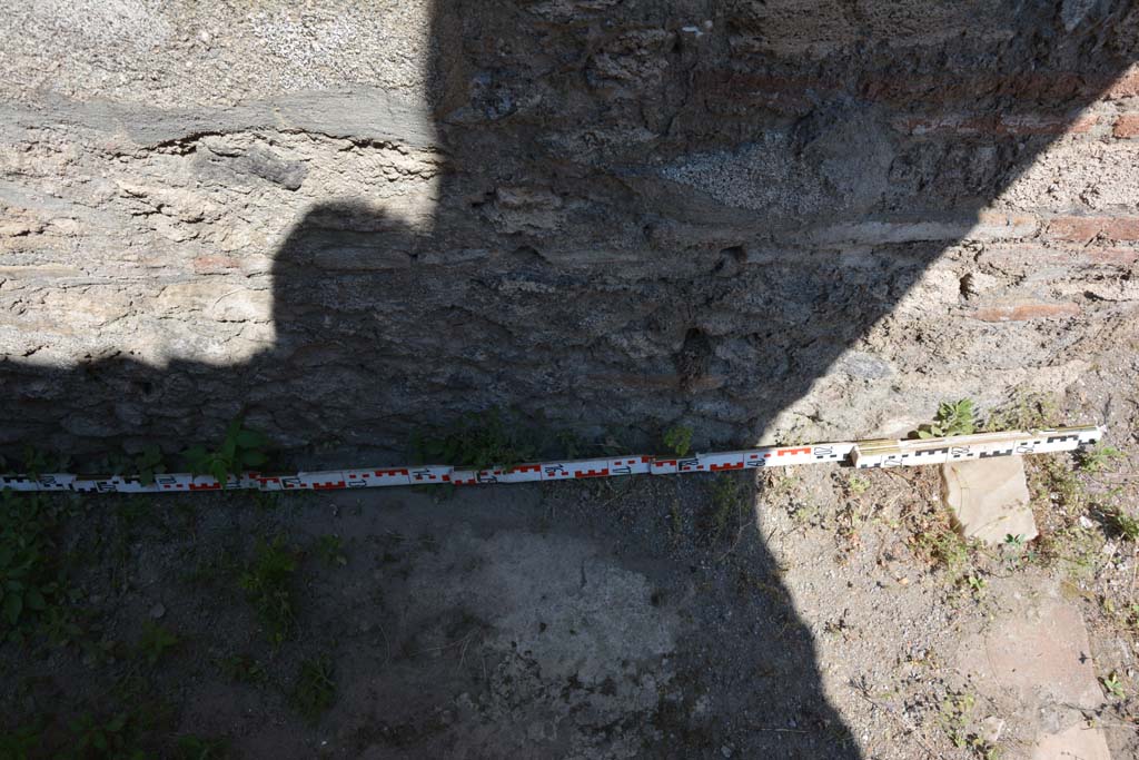 IX.5.6 Pompeii. May 2017. Room t, lower north wall at east end.
Foto Christian Beck, ERC Grant 681269 D�COR.
