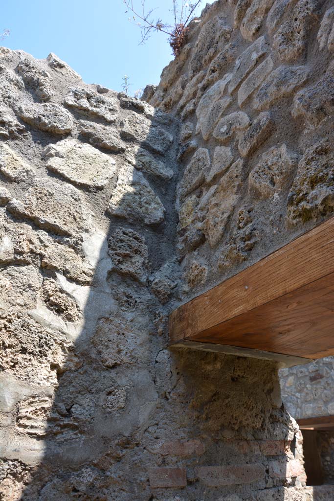 IX.5.6 Pompeii. May 2017. Room t, upper north-east corner above doorway.
Foto Christian Beck, ERC Grant 681269 D�COR.

