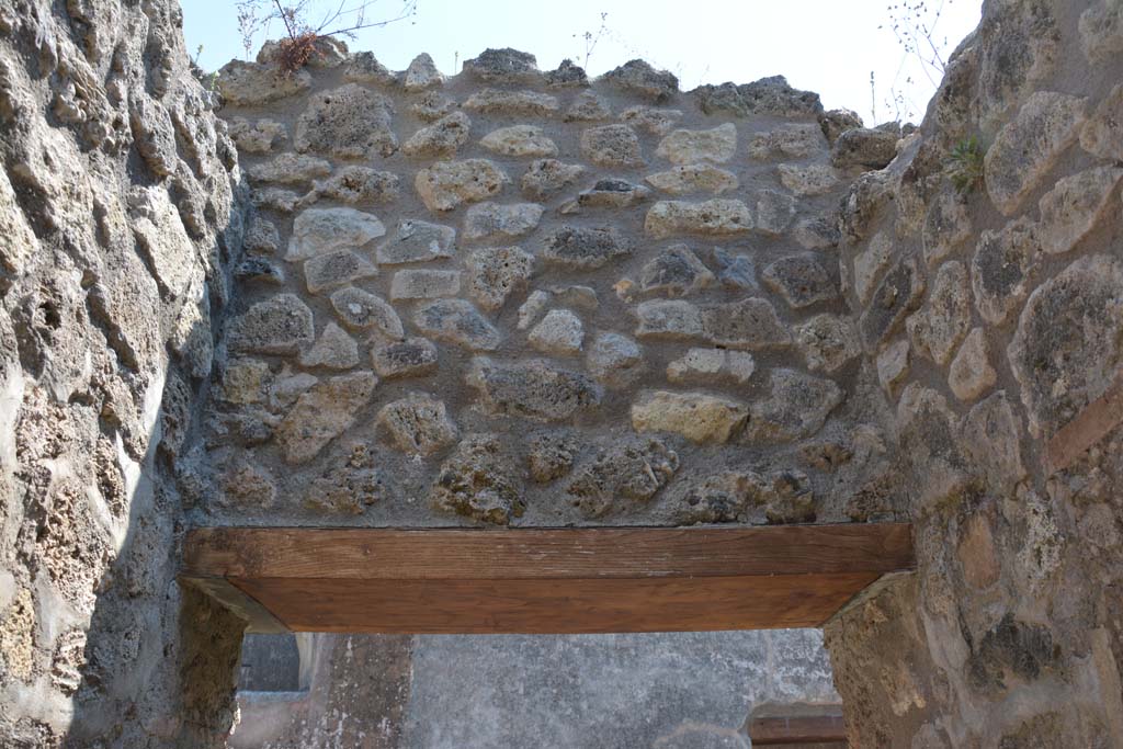 IX.5.6 Pompeii. May 2017. Room t, upper east wall above doorway.
Foto Christian Beck, ERC Grant 681269 D�COR.

