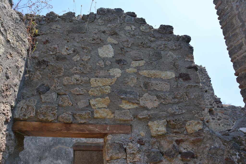 IX.5.6 Pompeii. May 2017. Room s, upper east wall above doorway.
Foto Christian Beck, ERC Grant 681269 D�COR.
