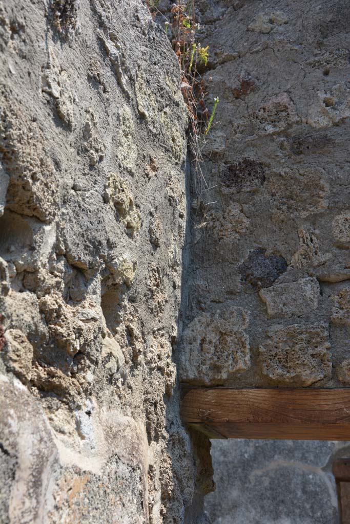 IX.5.6 Pompeii. May 2017. Room s, upper north-east corner, and east wall above doorway.
Foto Christian Beck, ERC Grant 681269 D�COR.
