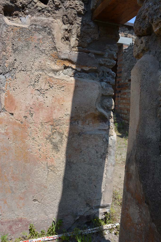 IX.5.6 Pompeii. May 2017. Room s, looking towards north wall at east end, and doorway.
Foto Christian Beck, ERC Grant 681269 D�COR.
