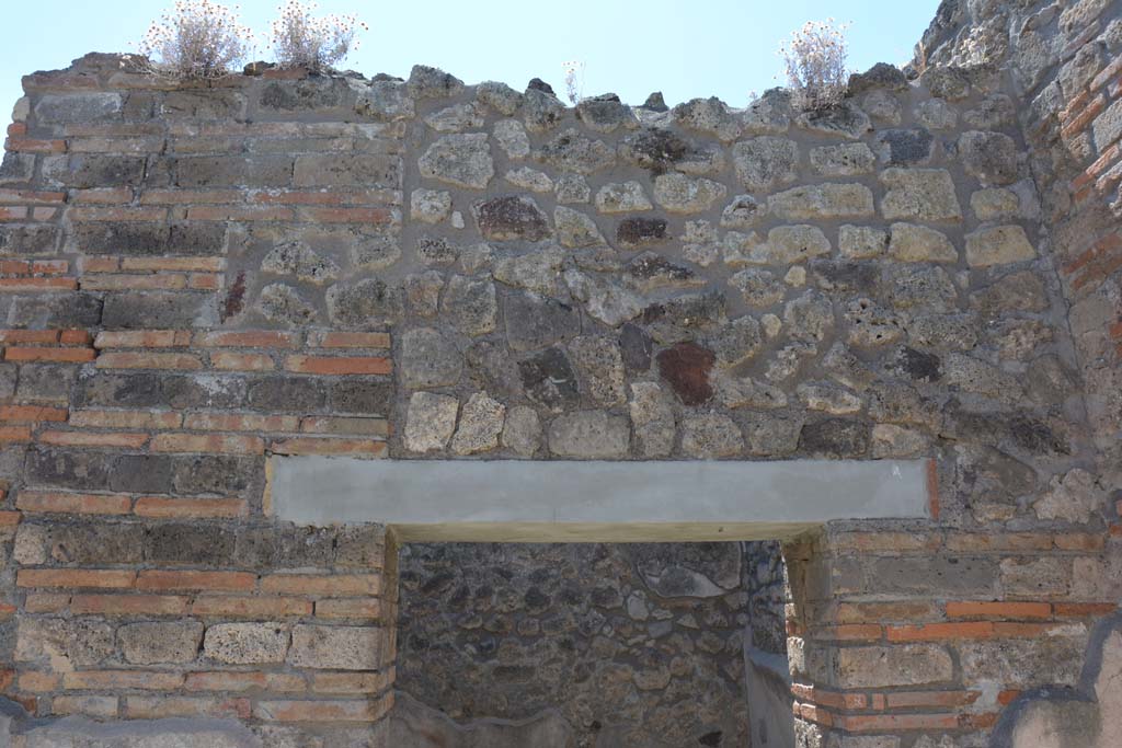 IX.5.6 Pompeii. May 2017. Room a, looking west to upper wall above doorway to room b.
Foto Christian Beck, ERC Grant 681269 D�COR.

