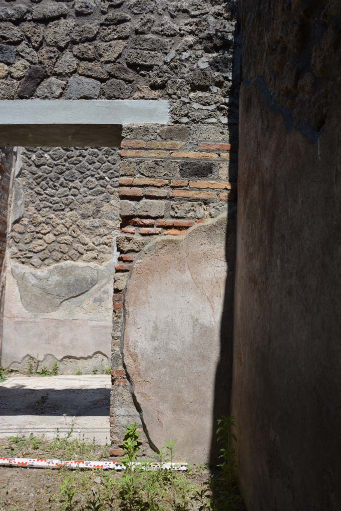 IX.5.6 Pompeii. May 2017. 
Room b, interior east wall in south-east corner, on south side of doorway to entrance corridor.
Foto Christian Beck, ERC Grant 681269 D�COR.
According to PPM �
This room was covered with simple cocciopesto, and was identified as a room for servants.
See Carratelli, G. P., 1990-2003. Pompei: Pitture e Mosaici. IX. (9). Roma: Istituto della enciclopedia italiana, (p. 411, no.13).

