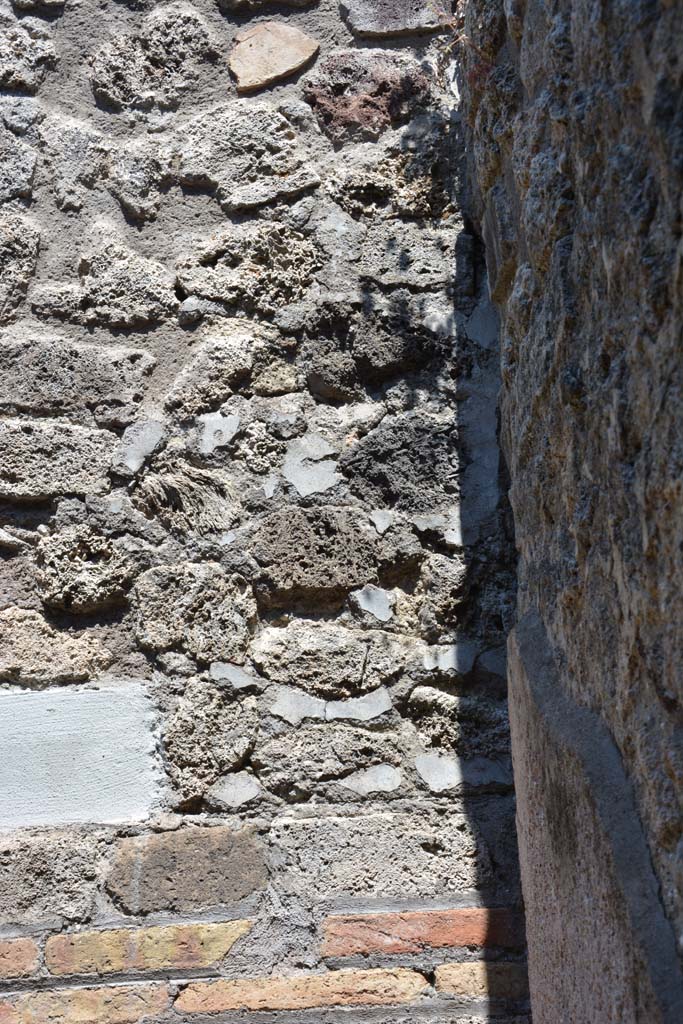 IX.5.6 Pompeii. May 2017. Room b, upper east wall in south-east corner.
Foto Christian Beck, ERC Grant 681269 D�COR.

