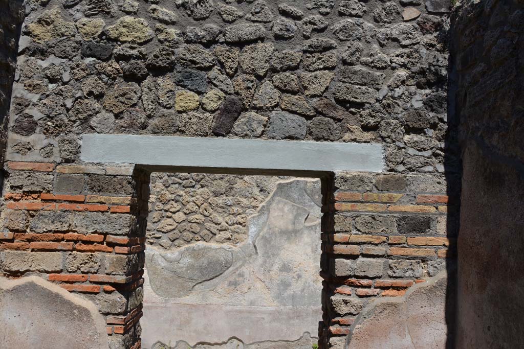 IX.5.6 Pompeii. May 2017. Room b, upper east wall above doorway into entrance corridor/fauces.
Foto Christian Beck, ERC Grant 681269 D�COR.
