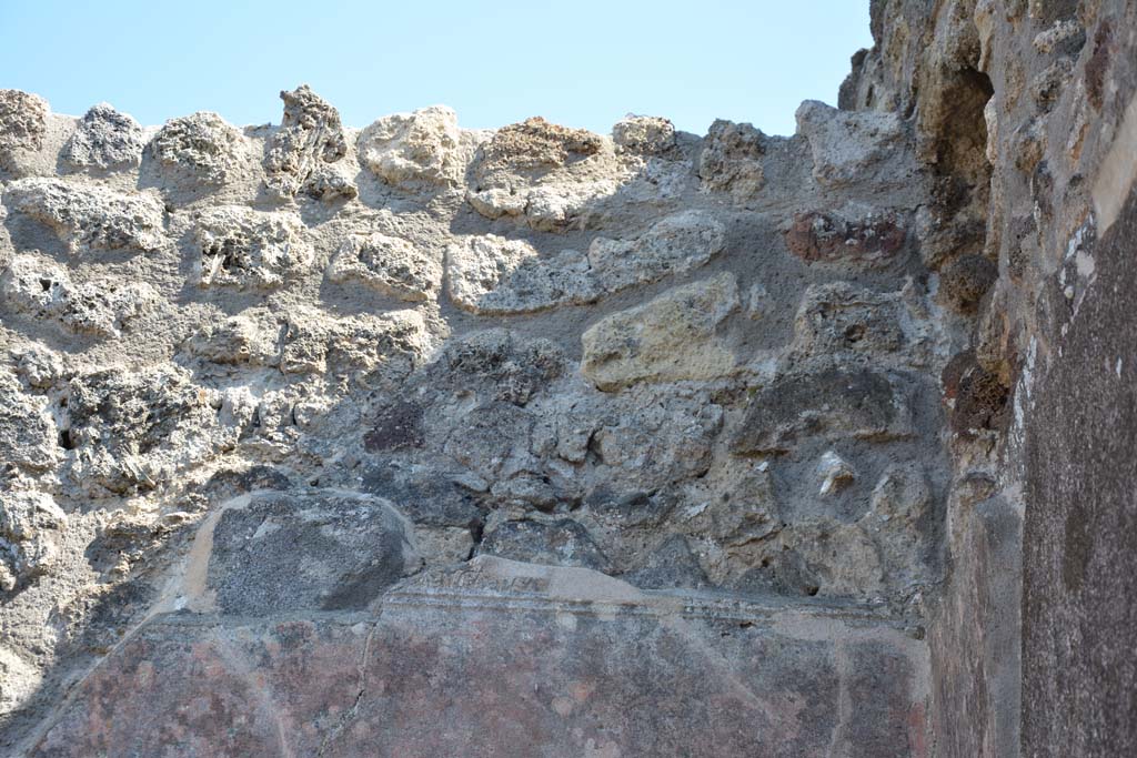 IX.5.6 Pompeii. May 2017. West ala d, stucco decoration remaining on upper south wall in south-west corner.
Foto Christian Beck, ERC Grant 681269 D�COR.
