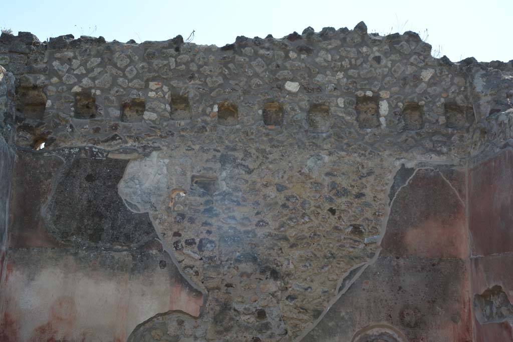IX.5.6 Pompeii. May 2017. West ala d, upper west wall with holes for support beams for an upper floor.
Foto Christian Beck, ERC Grant 681269 D�COR.
