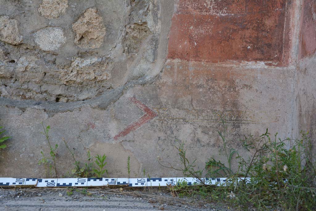 IX.5.6 Pompeii. May 2017. West ala d, painted decoration on zoccolo on west wall at north end.
Foto Christian Beck, ERC Grant 681269 D�COR.

