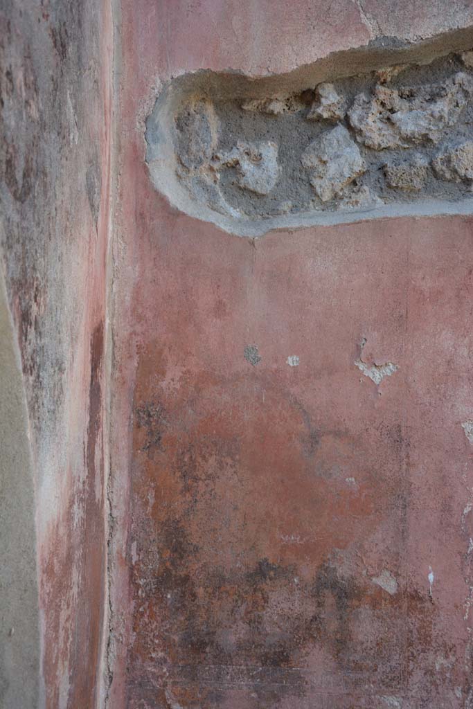 IX.5.6 Pompeii. May 2017. 
West ala d, north wall in north-west corner, with remains of carpet border on lower panel. 
Foto Christian Beck, ERC Grant 681269 D�COR.
