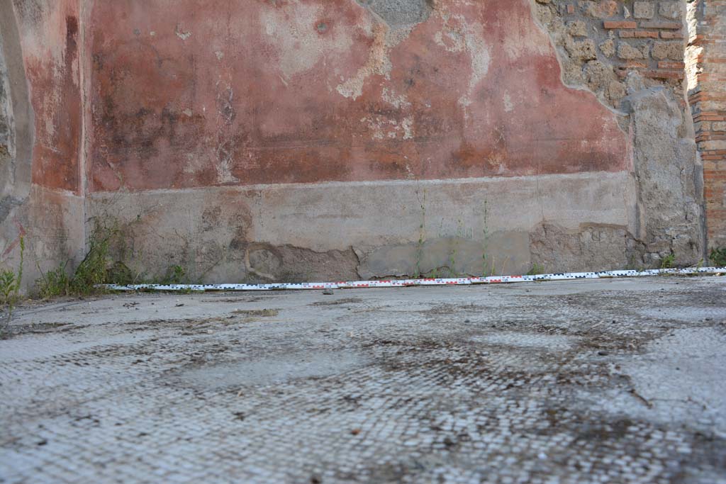 IX.5.6 Pompeii. May 2017. West ala d, looking across flooring towards lower north wall.
Foto Christian Beck, ERC Grant 681269 D�COR.

