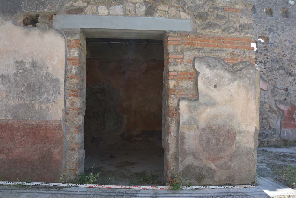 IX.5.6 Pompeii. May 2017. Area c�, looking west towards doorway to room h.
Foto Christian Beck, ERC Grant 681269 D�COR.
