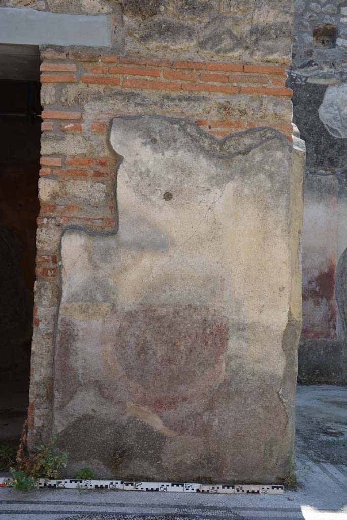 IX.5.6 Pompeii. May 2017. Area c�, atrium, pilaster on north side of doorway to room h.
Foto Christian Beck, ERC Grant 681269 D�COR.
