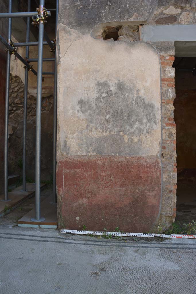 IX.5.6 Pompeii. May 2017. Area c�, atrium, pilaster on south side of doorway to room h.
Foto Christian Beck, ERC Grant 681269 D�COR.
