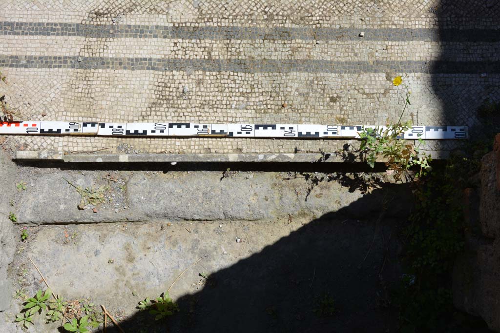 IX.5.6 Pompeii. May 2017. Room h, looking east across doorway threshold from room into atrium c�.
Foto Christian Beck, ERC Grant 681269 D�COR.
