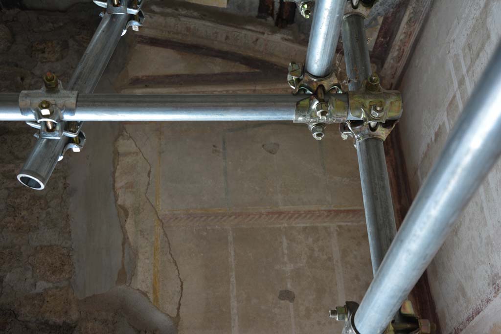 IX.5.6 Pompeii. May 2017. Room h, upper east wall at south end. The slim painted candelabra can be seen, centre right.
Foto Christian Beck, ERC Grant 681269 D�COR.
