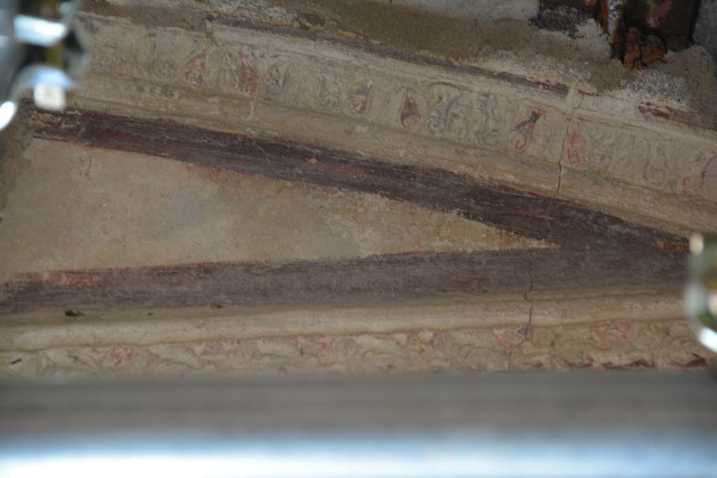 IX.5.6 Pompeii. May 2017. Room h, upper east wall at north end showing purple border below stucco.
Foto Christian Beck, ERC Grant 681269 D�COR.
