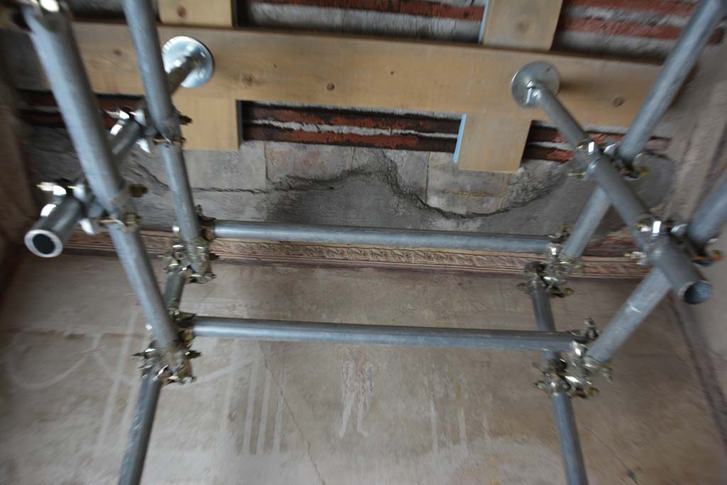 IX.5.6 Pompeii. May 2017. Room h, white upper south wall. 
Foto Christian Beck, ERC Grant 681269 D�COR.

