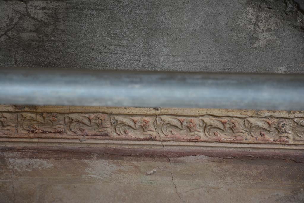 IX.5.6 Pompeii. May 2017. Room h, upper south wall, the entire stucco cornice was preserved showing marine griffins.  
Foto Christian Beck, ERC Grant 681269 D�COR.
