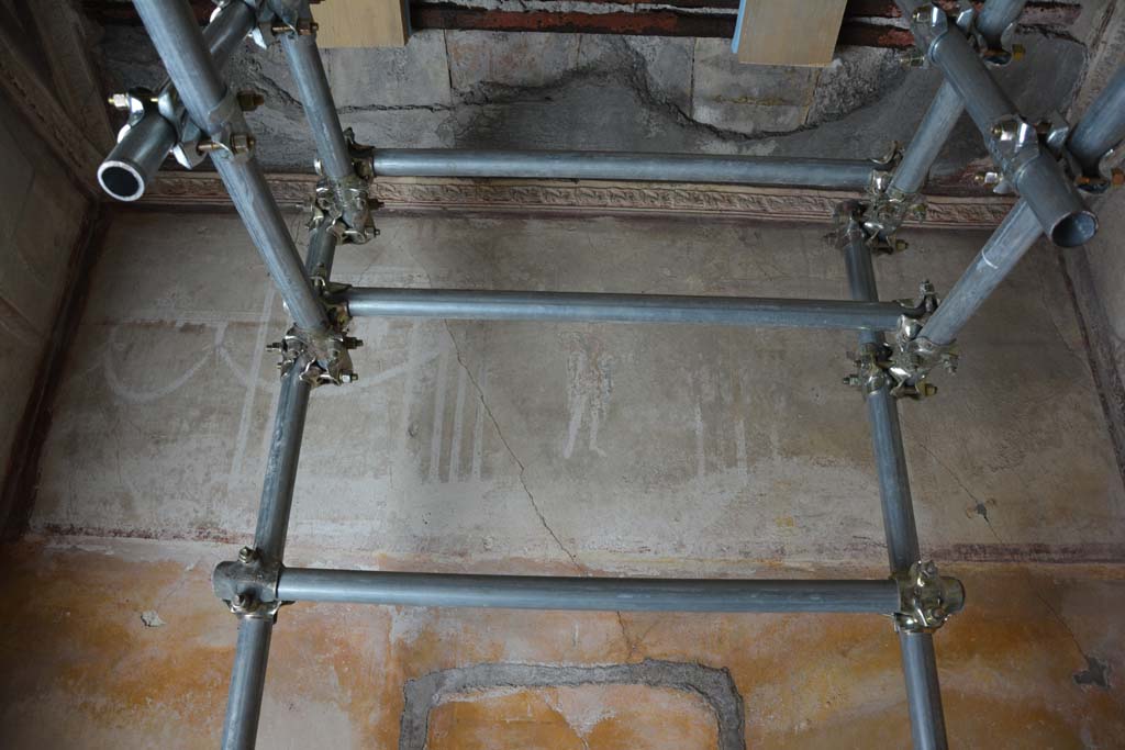 IX.5.6 Pompeii. May 2017. Room h, detail from white upper south wall with a painted masculine figure. 
Foto Christian Beck, ERC Grant 681269 D�COR.

