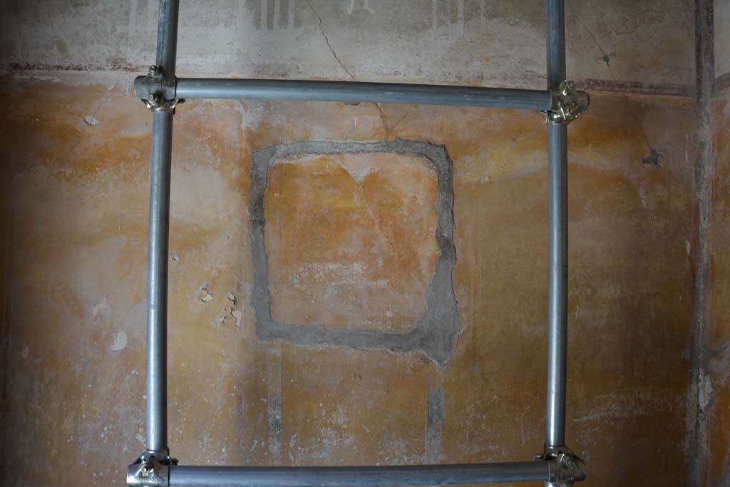 IX.5.6 Pompeii. May 2017. Room h, south wall, site of central painting of Hercules, possibly with Hebe.
Foto Christian Beck, ERC Grant 681269 D�COR.
According to NdS, the zoccolo/dado of the walls in this room were violet, the middle zone of the walls of the cubiculum were painted in yellow, and were decorated with three paintings.
On the north wall was a painting of Silenus and a Bacchante.
See Sogliano, A., 1879. Le pitture murali campane scoverte negli anni 1867-79. Napoli: Giannini. (p.42, no.180).
On the south wall was a painting of Hercules and a woman.
See Sogliano, A., 1879. Le pitture murali campane scoverte negli anni 1867-79. Napoli: Giannini. (p.82, no.497).
On the west wall was a painting of Pan discovering a Bacchante.
See Sogliano, A., 1879. Le pitture murali campane scoverte negli anni 1867-79. Napoli: Giannini. (p.44, no.195).
See also Notizie degli Scavi, 1877, (p.332).
