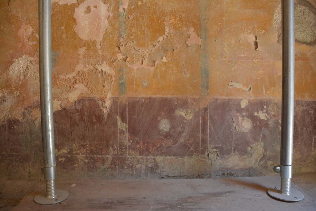 IX.5.6 Pompeii. May 2017. Room h, purple zoccolo on north wall, with painted plate, in centre. 
Foto Christian Beck, ERC Grant 681269 D�COR.

