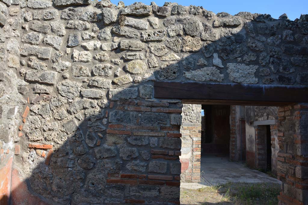 IX.5.6 Pompeii. May 2017. Room f, upper south wall at east end.
Foto Christian Beck, ERC Grant 681269 D�COR.
