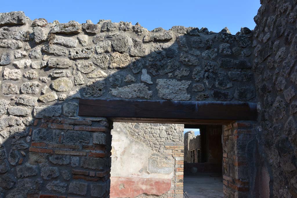 IX.5.6 Pompeii. May 2017. Room f, upper south wall above doorway to east ala e. 
Foto Christian Beck, ERC Grant 681269 D�COR.
