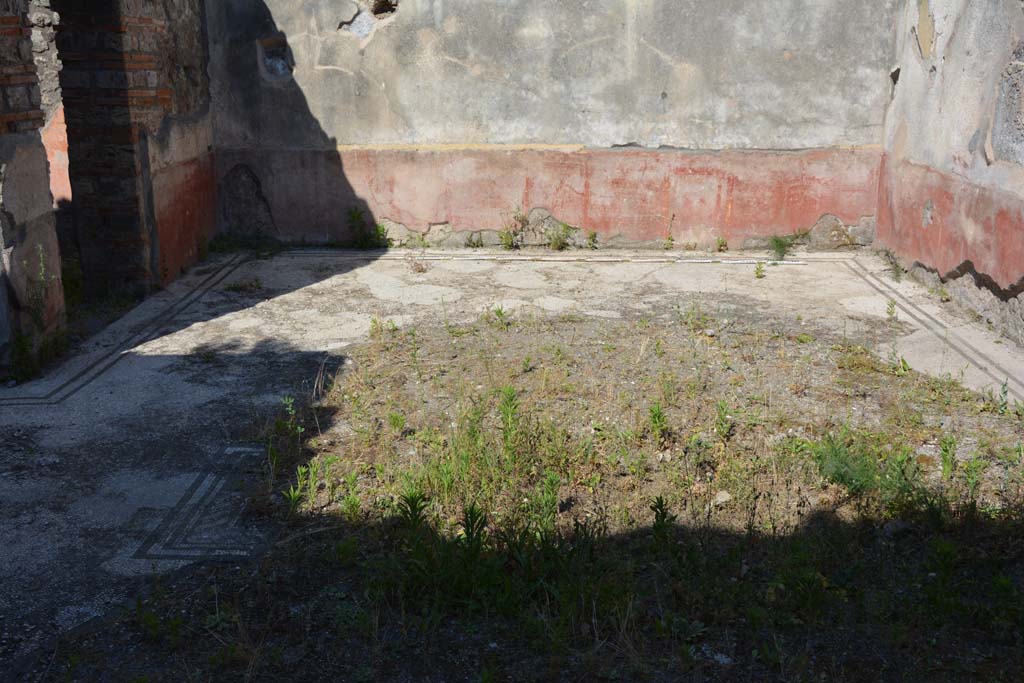 IX.5.6 Pompeii. May 2017. East ala e, looking east across flooring.
Foto Christian Beck, ERC Grant 681269 D�COR.
