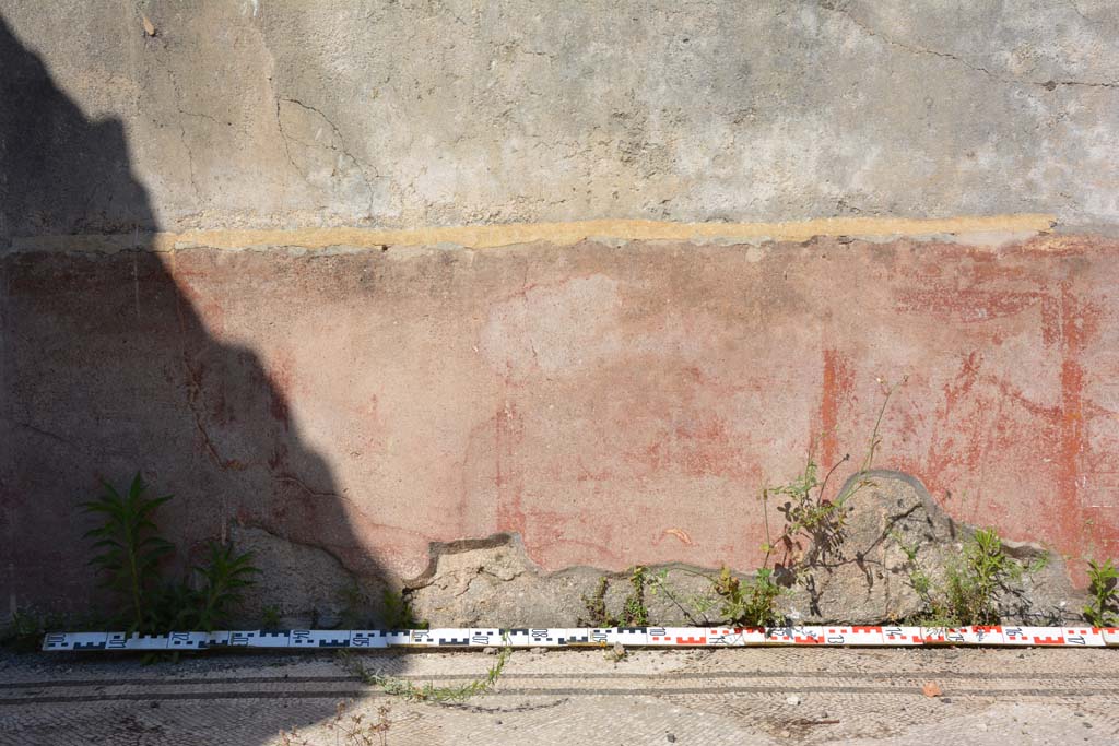 IX.5.6 Pompeii. May 2017. East ala e, continuation of zoccolo of east wall. 
Foto Christian Beck, ERC Grant 681269 D�COR.
