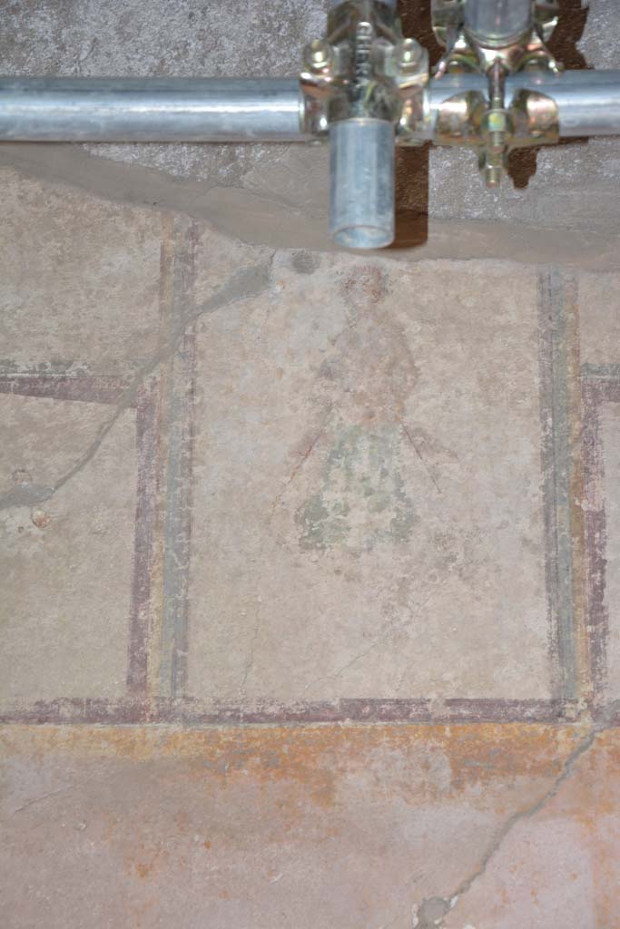 IX.5.6 Pompeii. May 2017. Room g, detail of upper centre of east wall with painted figure. 
Foto Christian Beck, ERC Grant 681269 D�COR.
