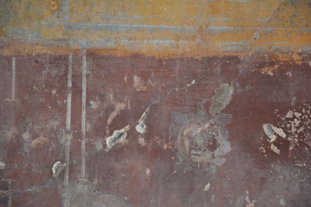 IX.5.6 Pompeii. May 2017. Room g, detail of face/mask from centre of zoccolo on east wall. 
Foto Christian Beck, ERC Grant 681269 D�COR.
