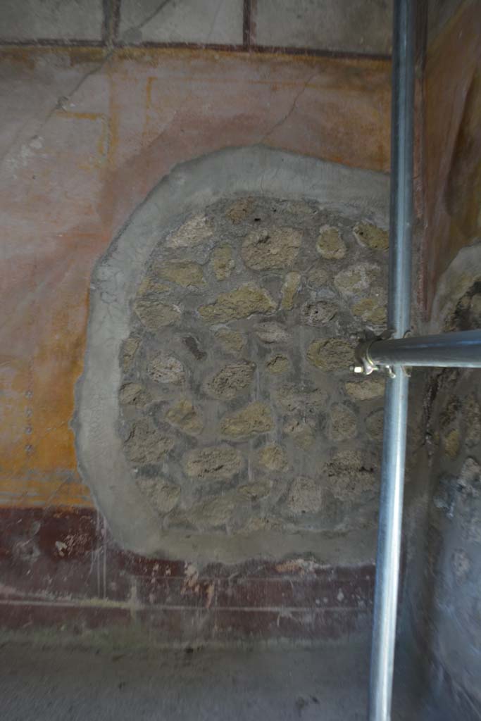 IX.5.6 Pompeii. May 2017. Room g, east wall at south end. 
Foto Christian Beck, ERC Grant 681269 D�COR.
