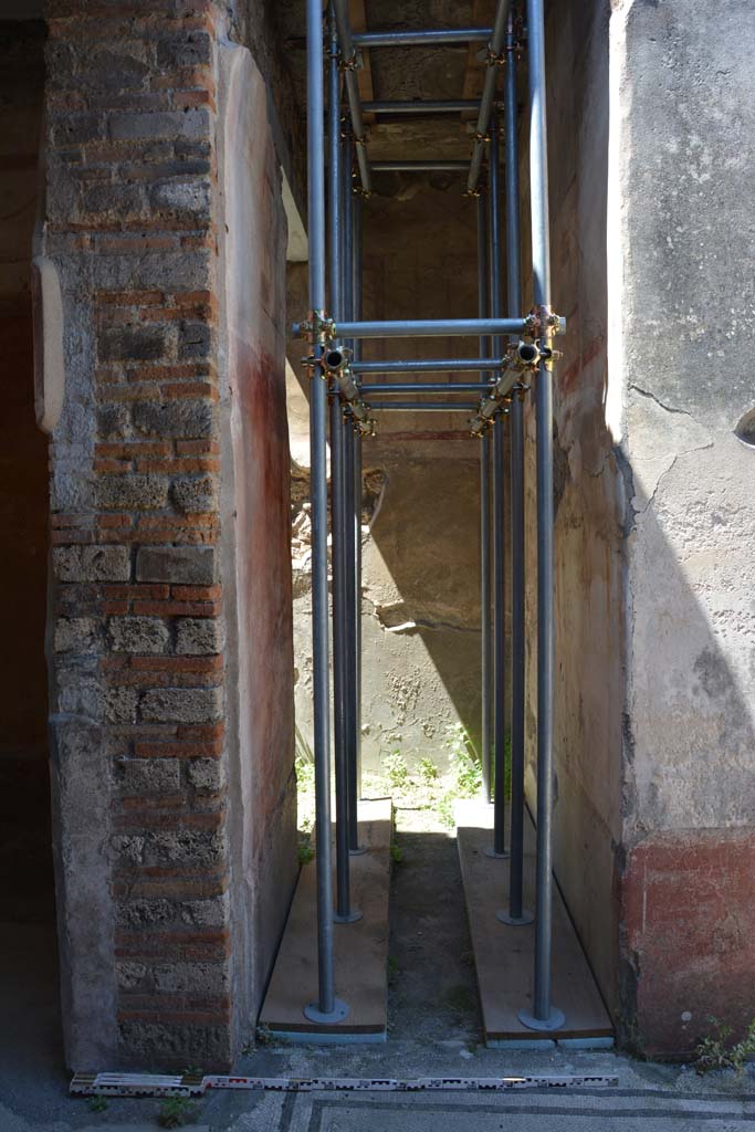 IX.5.6 Pompeii. May 2017. Room k, looking west along corridor leading to steps at f�.
Foto Christian Beck, ERC Grant 681269 D�COR.
