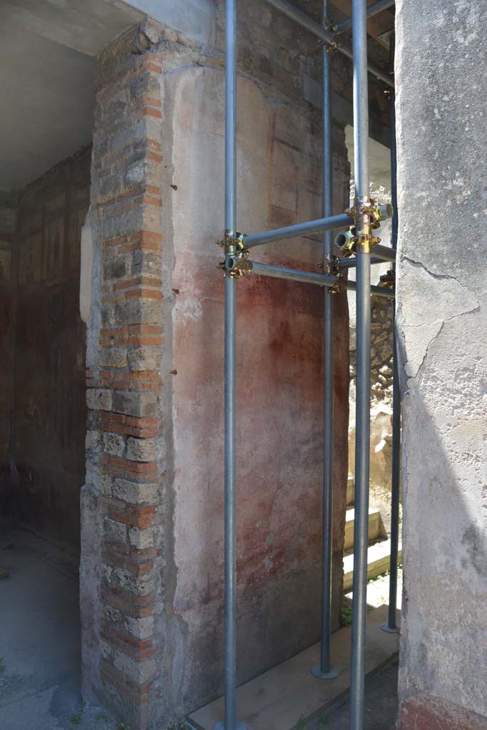IX.5.6 Pompeii. May 2017. 
Room k, (west side), looking towards south wall and south-west towards steps at f�.
The doorway to the tablinum is on the left. 
Foto Christian Beck, ERC Grant 681269 D�COR.
