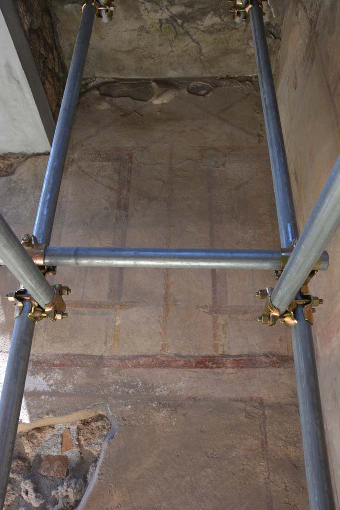 IX.5.6 Pompeii. May 2017. 
Room f�, upper west wall, at base of steps (also could be described as west wall of room k). 
Foto Christian Beck, ERC Grant 681269 D�COR.
