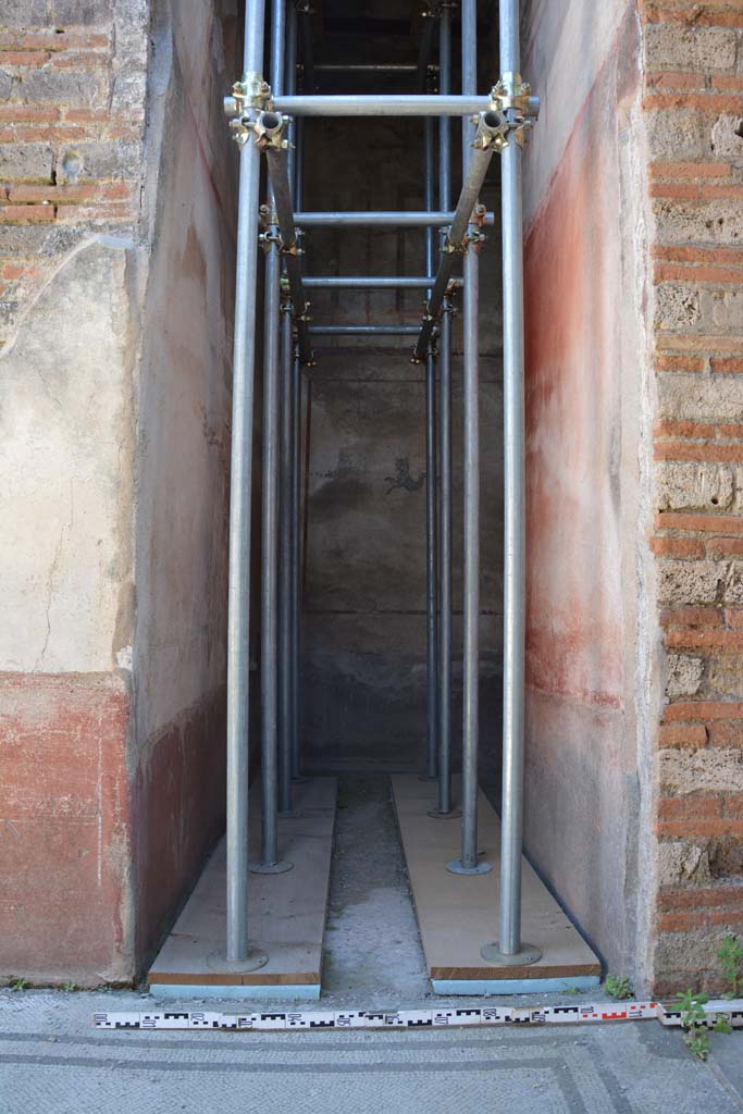 IX.5.6 Pompeii. May 2017. 
Room k, (east side), looking east along corridor on north-east side of tablinum, turning south to the rear of house.  
Foto Christian Beck, ERC Grant 681269 D�COR.

