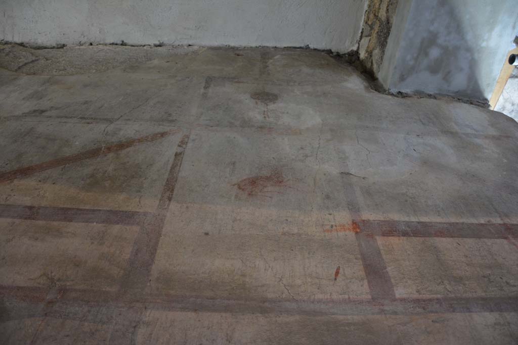 IX.5.6 Pompeii. May 2017. Room k�, upper west wall at north end. 
Foto Christian Beck, ERC Grant 681269 D�COR.
Repeated on the west wall was the same scheme as on the opposite east wall, consisting of a black zoccolo with panels and compartments containing painted plants. The middle zone of the wall was painted white and formed into simple panels with carpet border edging, and with painted masks.
